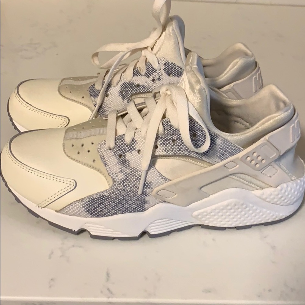 White NIKE HUARACHE